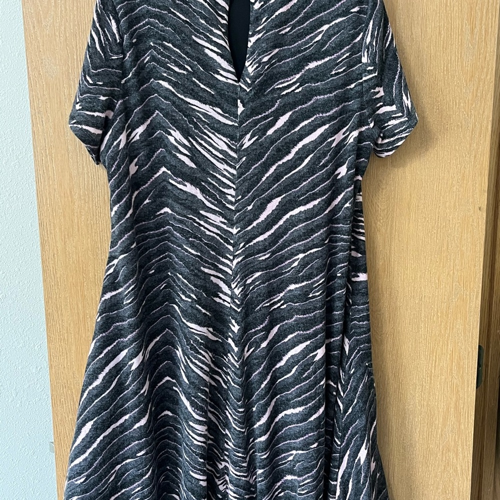 Torrid pink and grey zebra print dress with lining- never worn - Picture 2 of 7